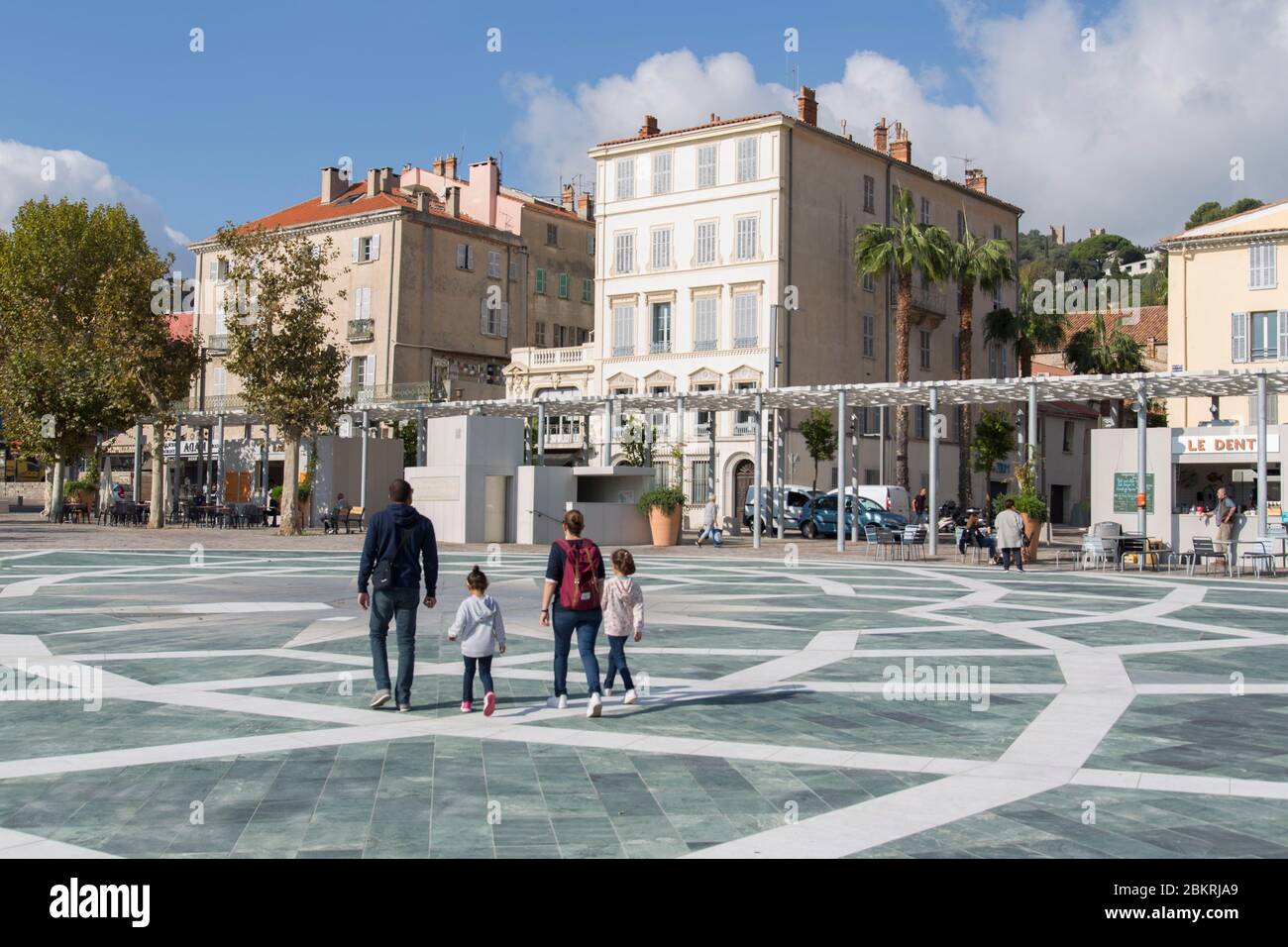 Frankreich, Var, Hyeres, Place Clemenceau, recalified durch den Architekten Rudy Ricciotti, Schatten Haus, Rosenfenster, Brunnen Stockfoto