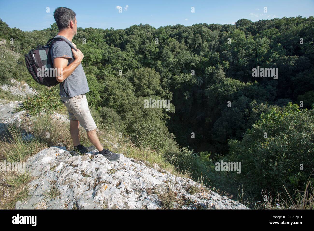 Frankreich, Gard, Dions, Espeluca oder Espelugues Abgrund, 72 Meter tiefer Trichter Stockfoto