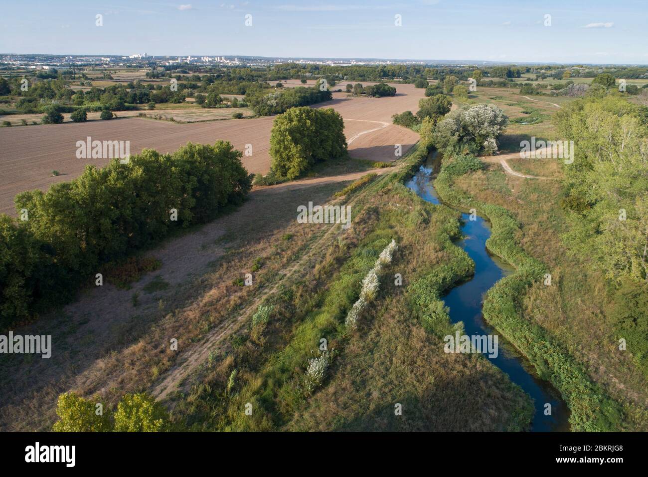 Frankreich, Gard, Aubord, Mäander von Vistre, Fluss, der die Visturque in Richtung Nimes überquert (Luftaufnahme) Stockfoto