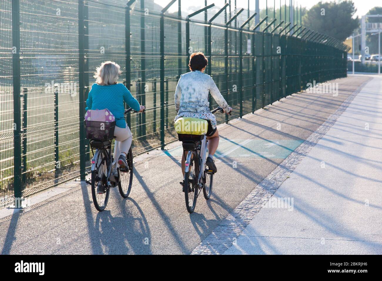 Frankreich, Var, Toulon, Bon Rencontre, Autobahn A50, Palais des Sports, Radfahren auf Radweg Stockfoto