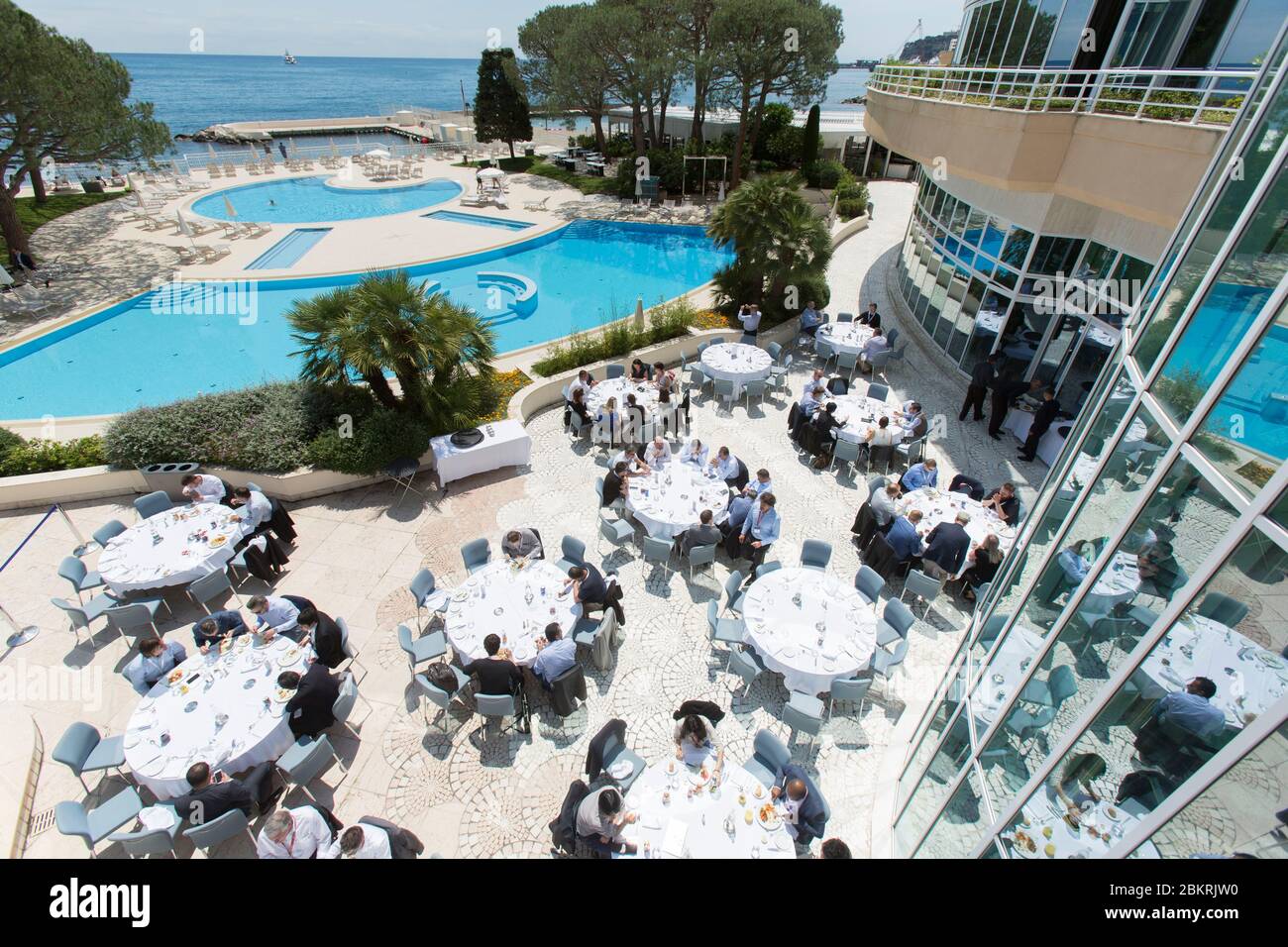 Fürstentum Monaco, Monaco, Meridien Beach Plaza Hotel, Swimmingpool und Meerblick Stockfoto