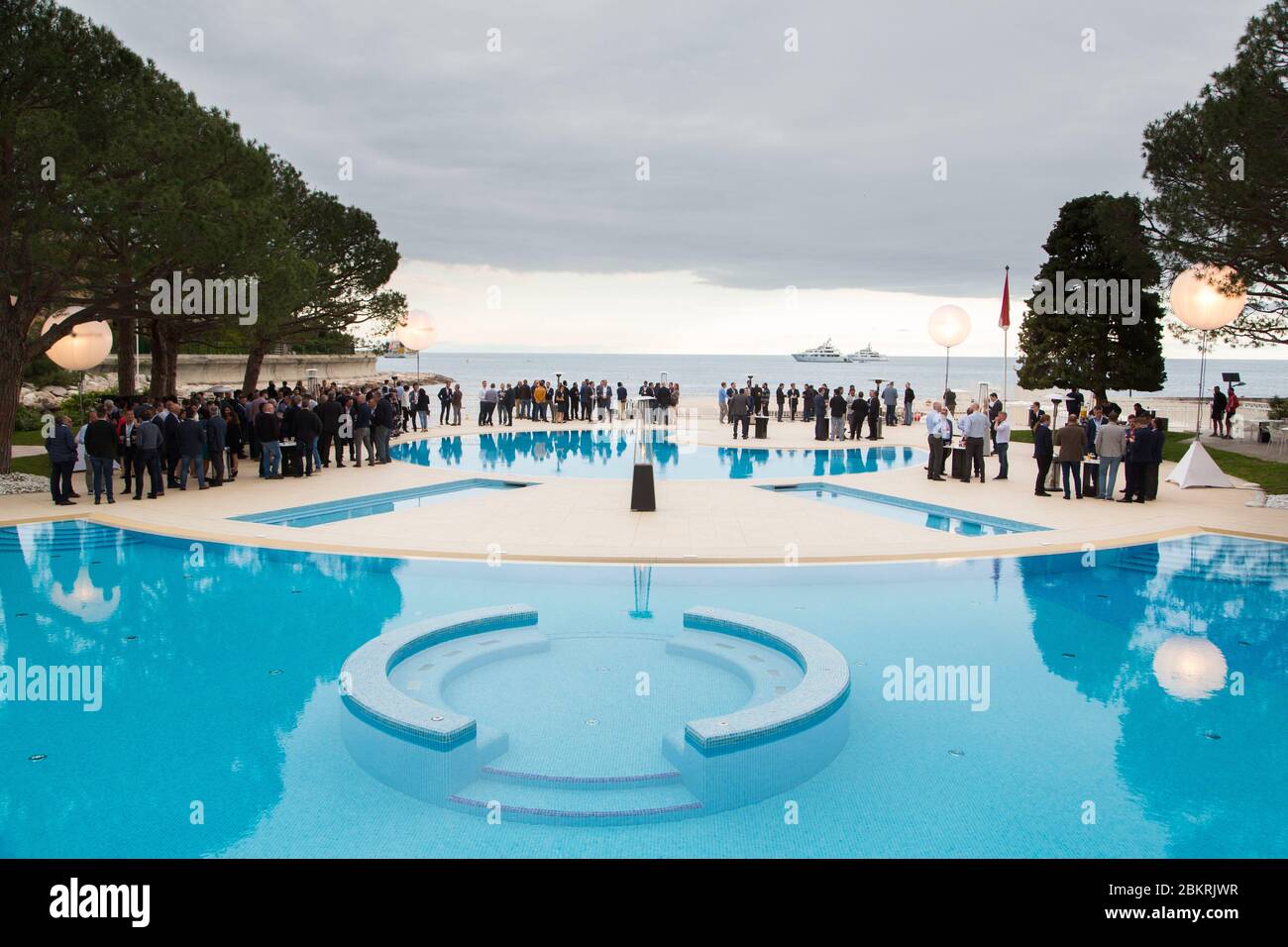 Fürstentum Monaco, Monaco, Meridien Beach Plaza Hotel, Swimmingpool und Meerblick Stockfoto