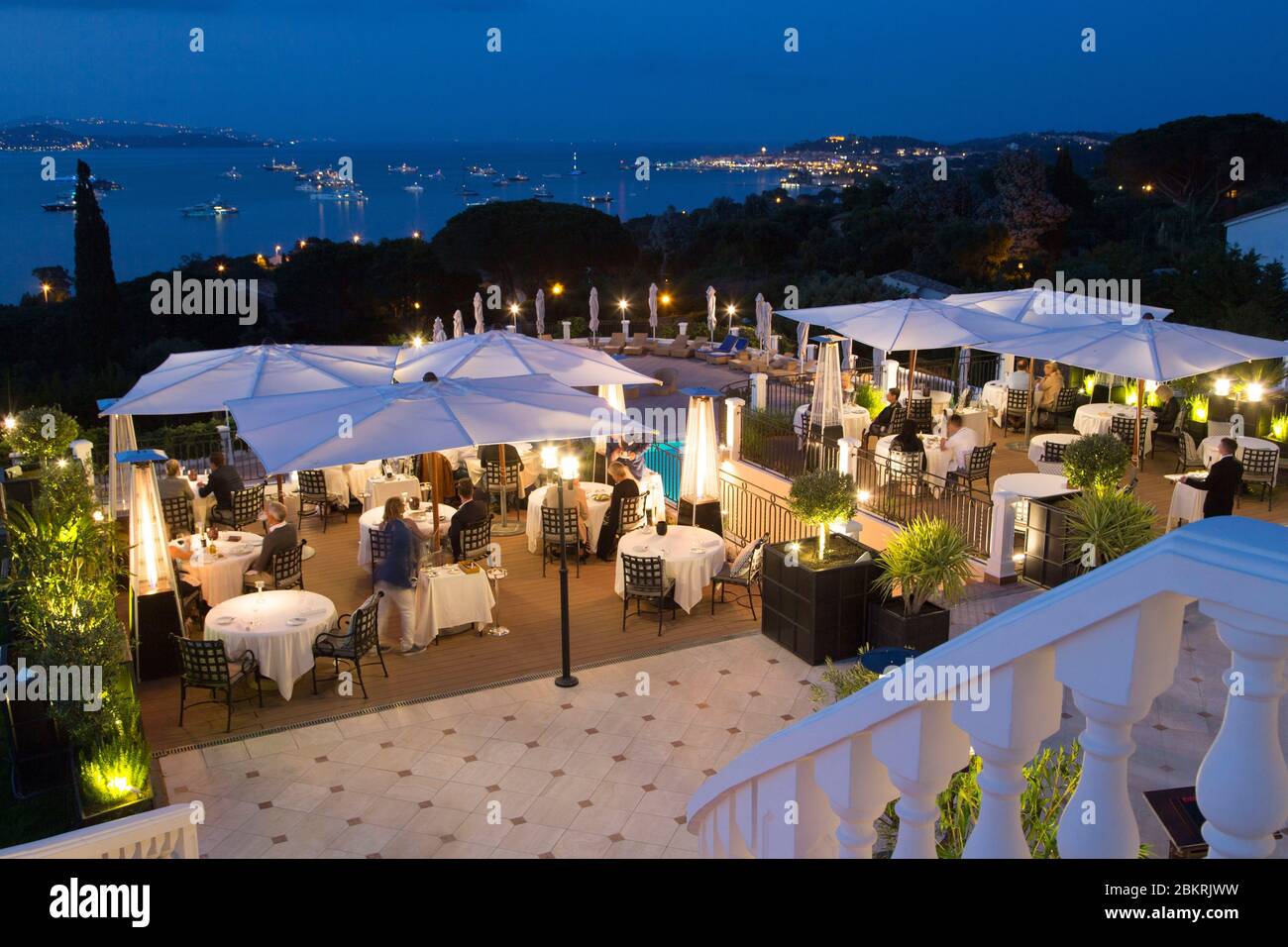 Frankreich, Var, Gassin, Presqu'ile de Saint Tropez, Hotel Villa Belrose, 5 Sterne der Althoff Gruppe mit Blick auf die Bucht von Saint Tropez, Sterne Restaurant, ein Michelin-Stern, Nacht Blick Stockfoto