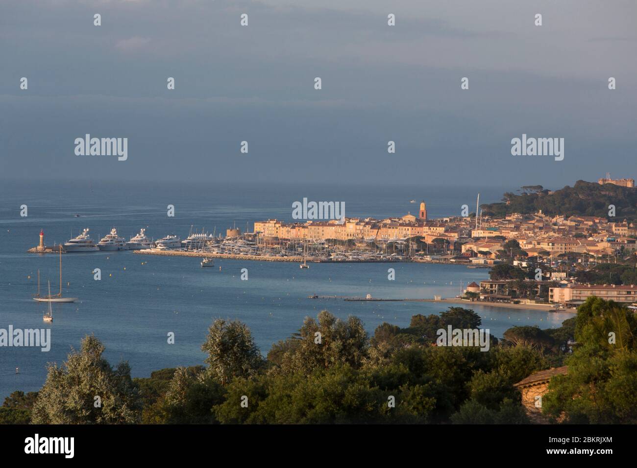 Frankreich, Var, Gassin, Presqu'ile de Saint Tropez, Hotel Villa Belrose, 5 Sterne der Althoff Gruppe mit Blick auf die Bucht von Saint Tropez, Yacht Stockfoto