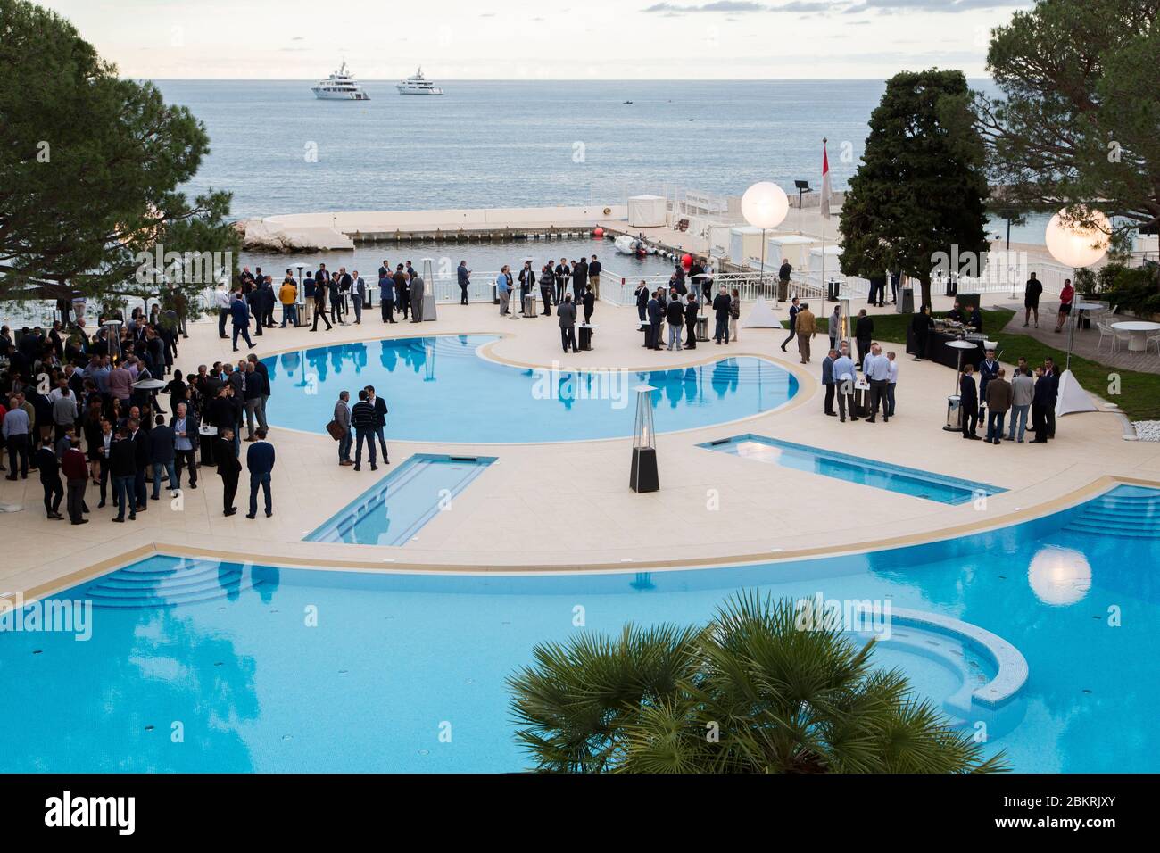 Fürstentum Monaco, Monaco, Meridien Beach Plaza Hotel, Swimmingpool und Meerblick Stockfoto