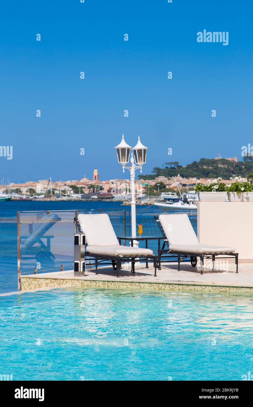Frankreich, Var Saint Tropez, La Residence de la Pinede, 5 Sterne Cheval Blanc Hotel der LVMH Gruppe, Schwimmbad mit Blick auf Saint Tropez Stockfoto