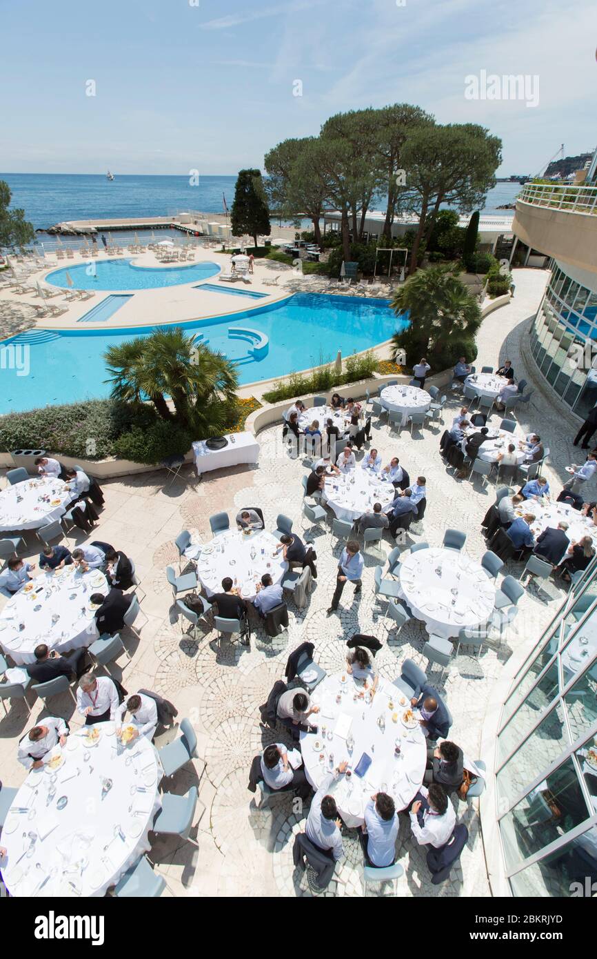 Fürstentum Monaco, Monaco, Meridien Beach Plaza Hotel, Swimmingpool und Meerblick Stockfoto