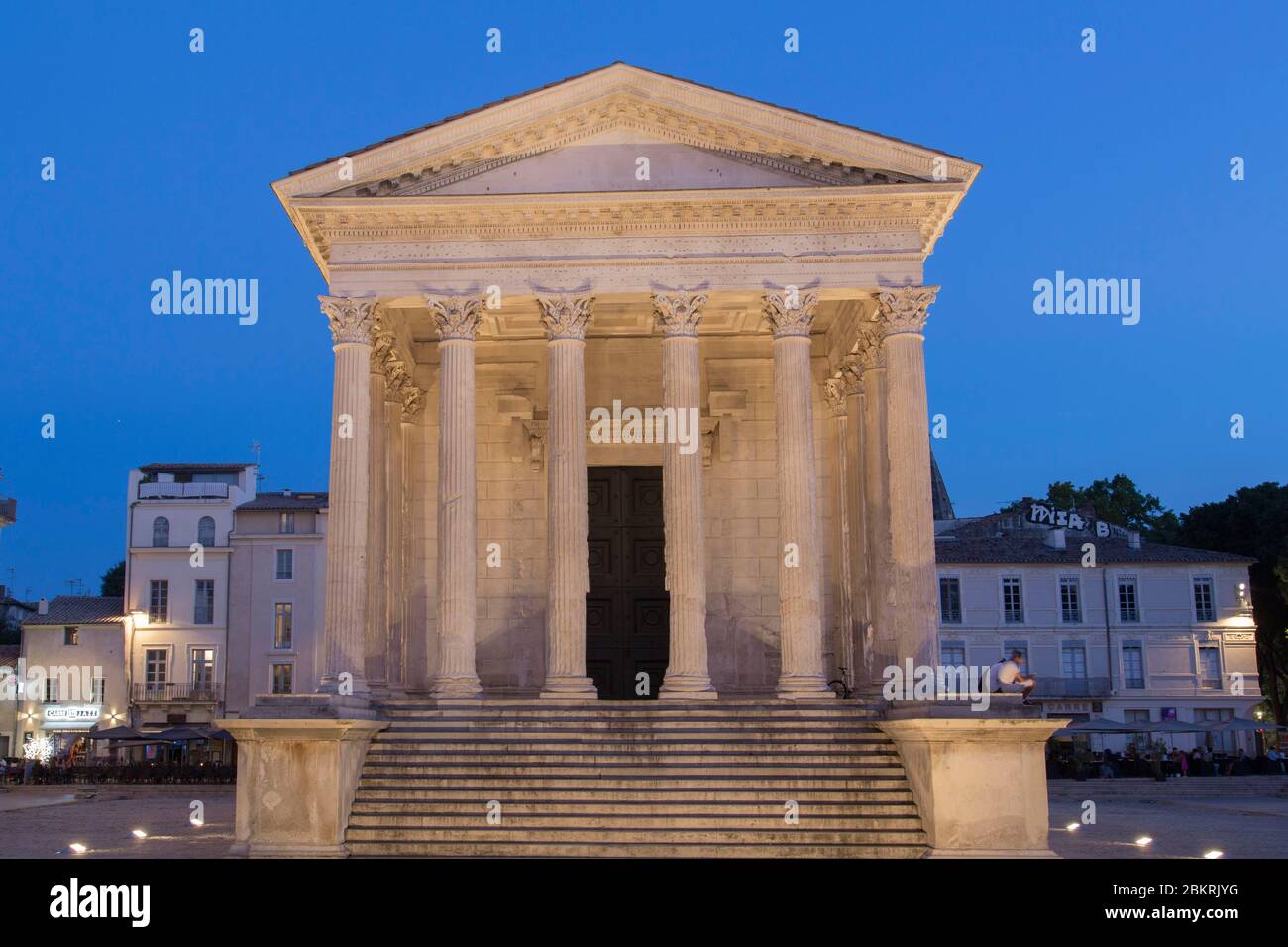 Frankreich, Gard, Nimes, Maison Carre, römischer Tempel Hexastyle des ersten Jahrhunderts, Nachtsicht Stockfoto