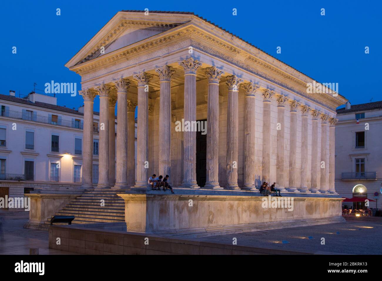 Frankreich, Gard, Nimes, Maison Carre, römischer Tempel Hexastyle des ersten Jahrhunderts, Nachtsicht Stockfoto