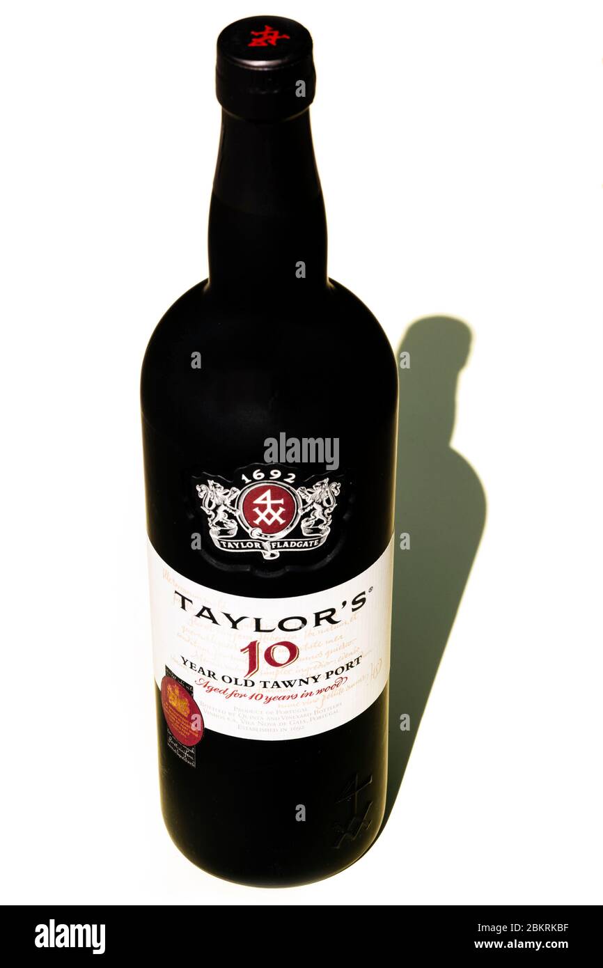 Eine Flasche Taylor's 10 Jahre alter Tawny Port, Großbritannien. Auf weißem Hintergrund ausschneiden oder isolieren. Stockfoto