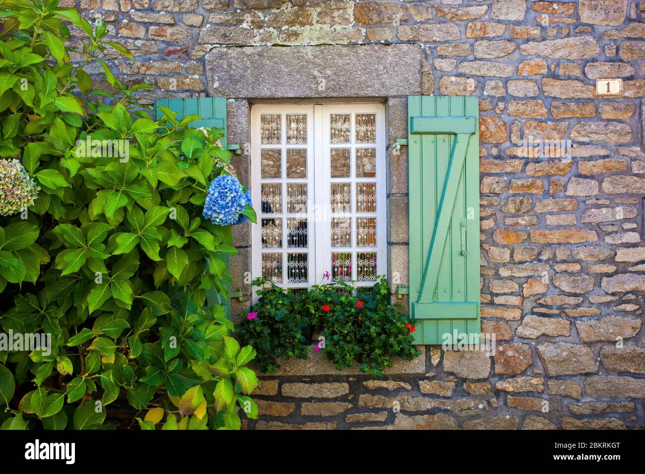 Frankreich, Morbihan, La Vraie Croix, Grüne Fensterläden ...