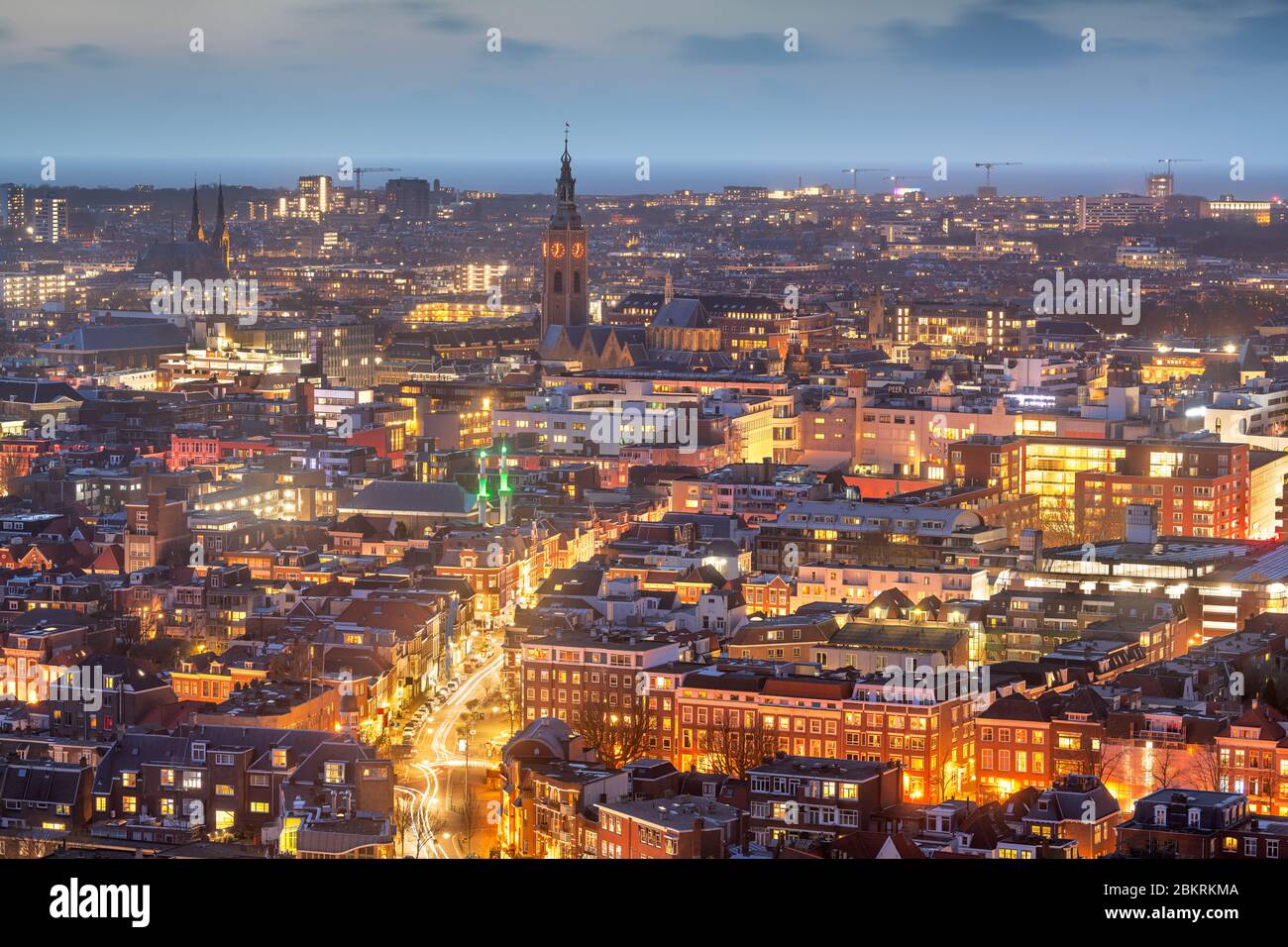 Den Haag, Niederlande Stadtbild mit Grote von Sint-Jacobskerk Turm in der Ferne bei Dämmerung. Stockfoto