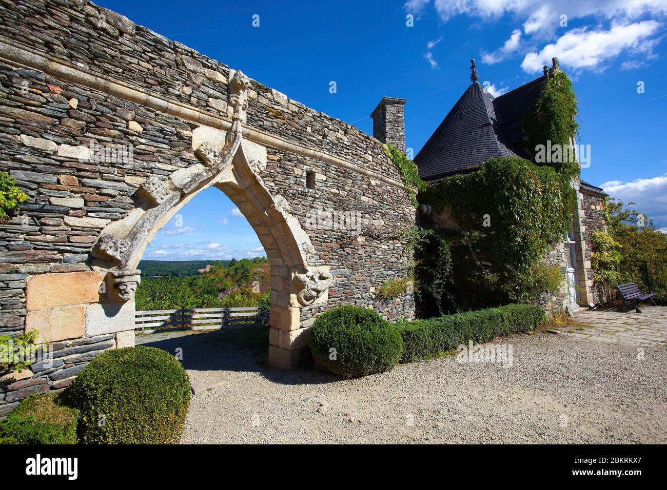 Frankreich, Morbihan, Rochefort en Terre, Blick auf die Sandsteine aus den Gärten des Schlosses von Rochefort en Terre, dem bevorzugten Dorf der Französisch 2016 Stockfoto