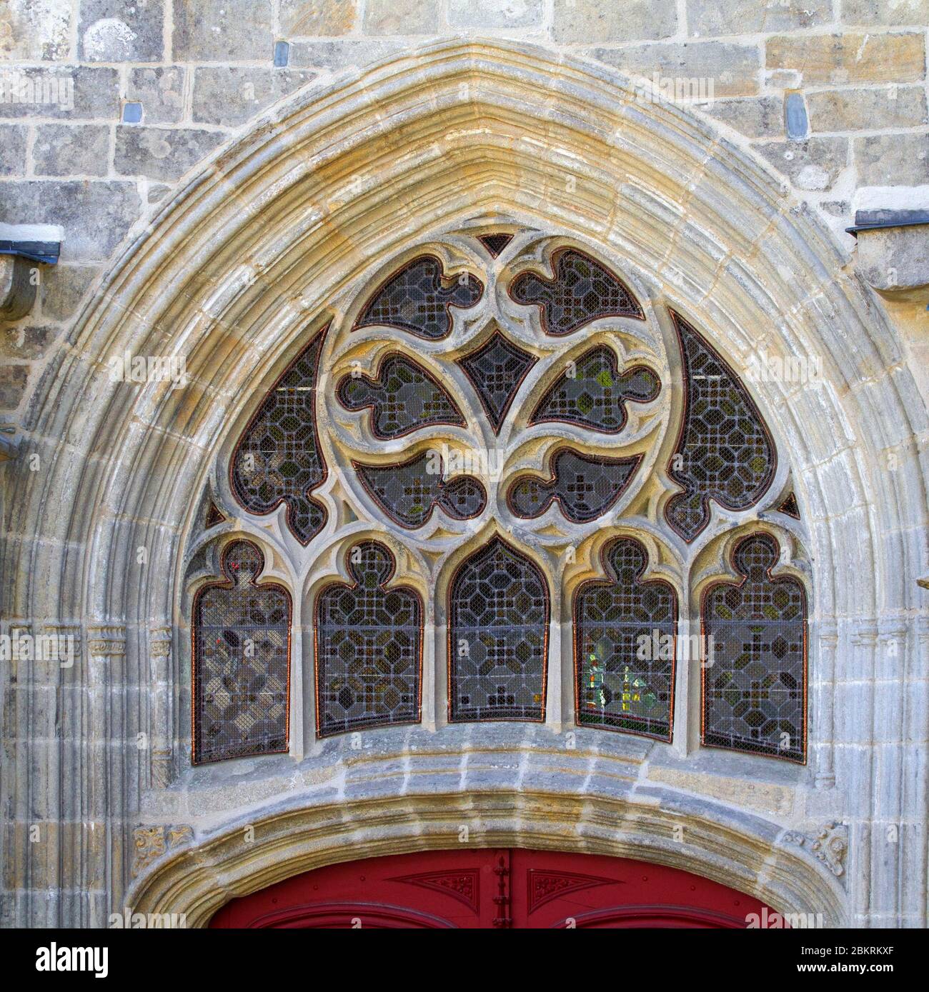 Frankreich, Morbihan, Rochefort en Terre, Buntglasfenster und Eingangstür der Kirche Notre Dame de la Tronchaye in Rochefort en Terre, dem bevorzugten Dorf der Franzosen 2016 Stockfoto