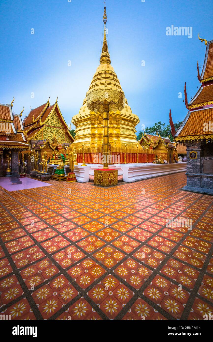Wat Phra That Doi Suthep Tempel von Chiang Mai, Thailand in der Dämmerung. Stockfoto