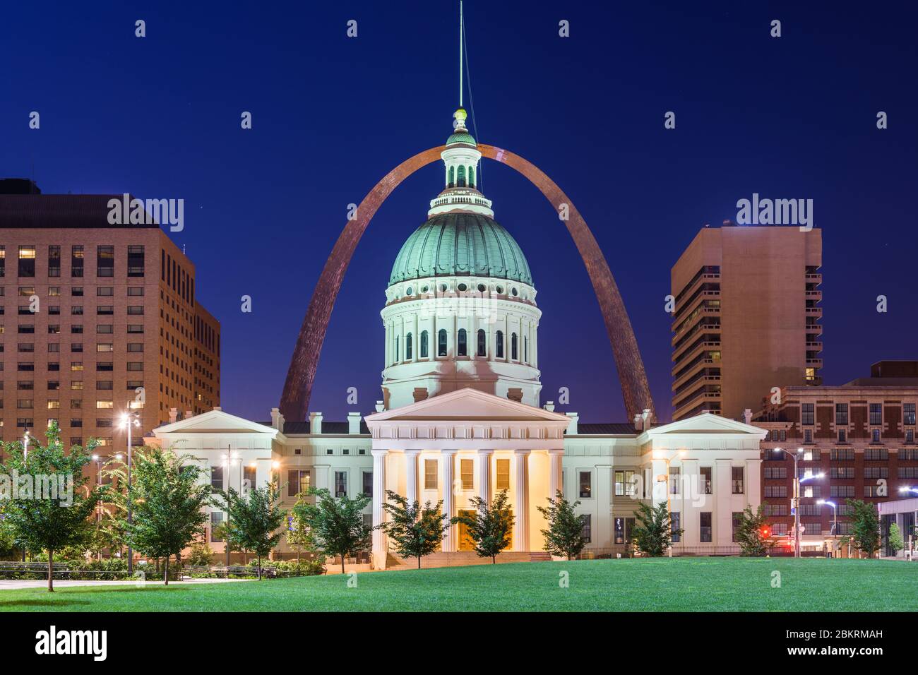 St. Louis, Missouri, USA Park und Stadtlandschaft mit dem alten Gerichtsgebäude in der Nacht. Stockfoto