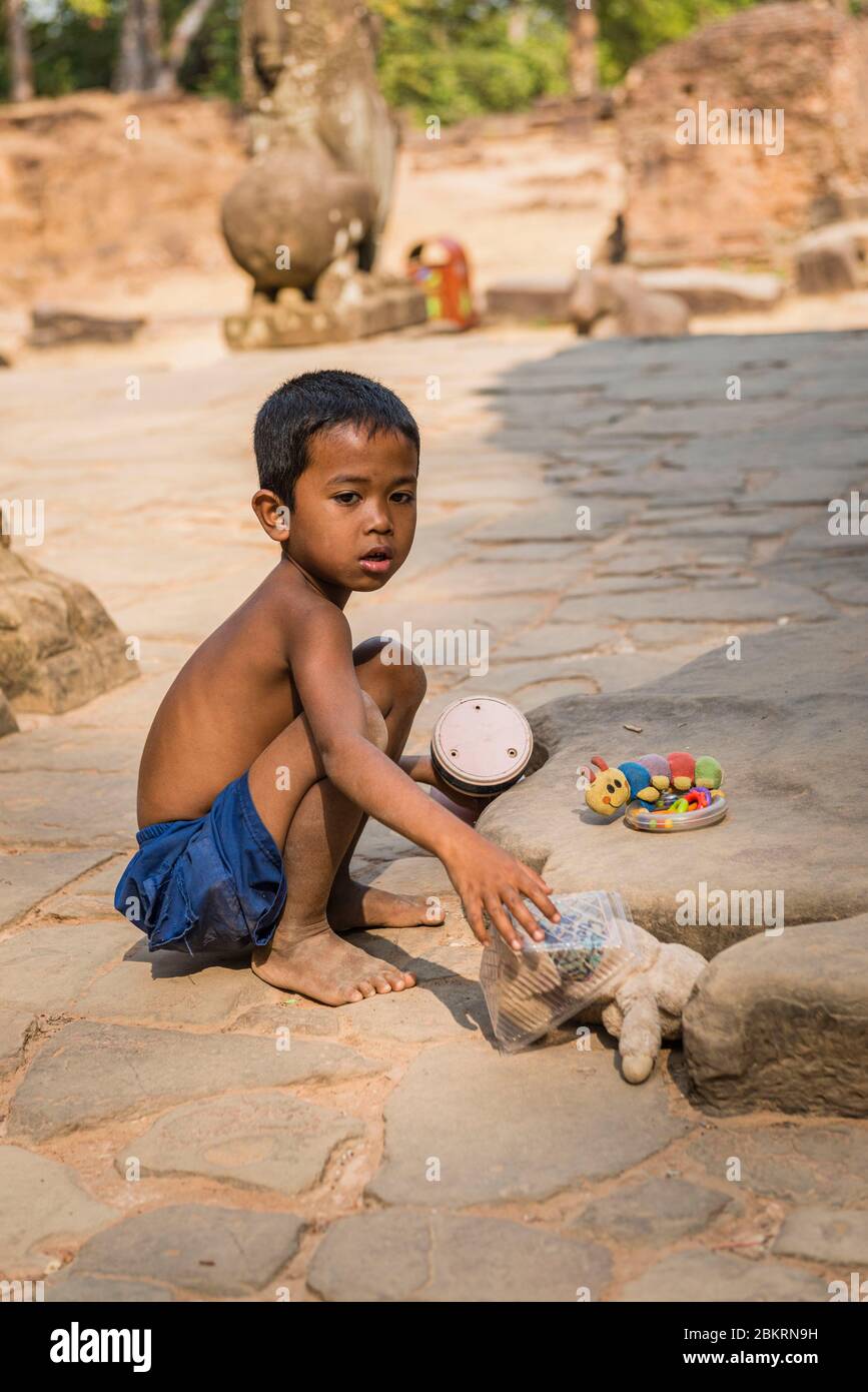 Kambodscha, Siem Reap District, Prasat Bakong, Preah K? Tempel, Kind spielen Stockfoto