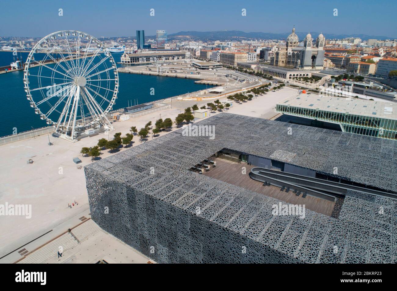 Frankreich, Bouches du Rhone, Marseille, Covid 19 oder Coronavirus Lockdown, Esplanade J4, MuCEM oder Museum der Zivilisationen in Europa und dem Mittelmeer, Architekt Rudy Ricciotti und Roland Carta und das große Rad (Luftaufnahme) Stockfoto