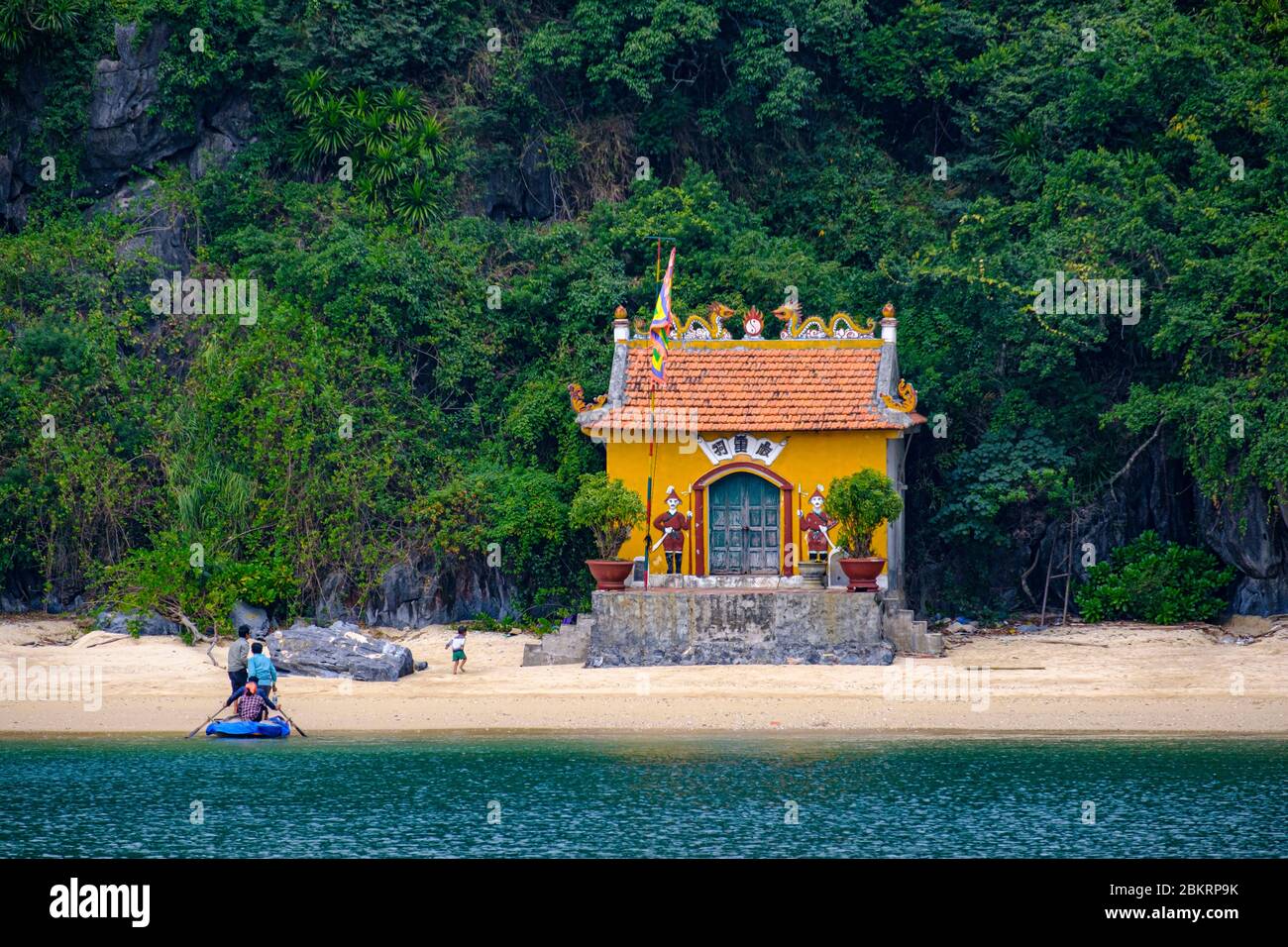 Vietnam, Ha Long Bay ein Weltkulturerbe der UNESCO, Fischer Tempel in der Bucht Stockfoto