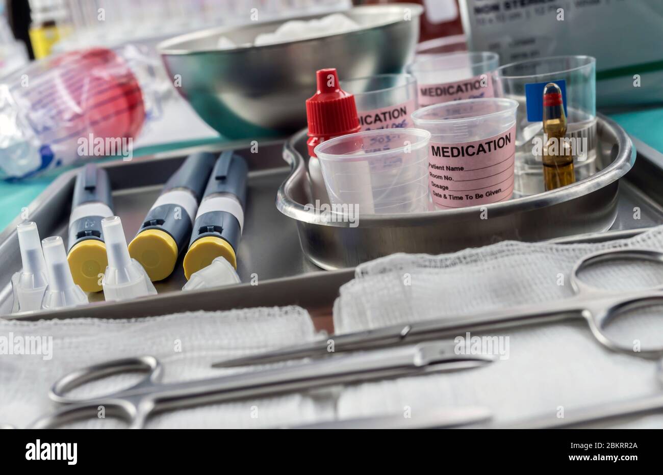 Spritzen von Insulinmedikation neben im Krankenhaus vorbereiteten Medikamentenfläschchen, konzeptionelles Bild, Stockfoto