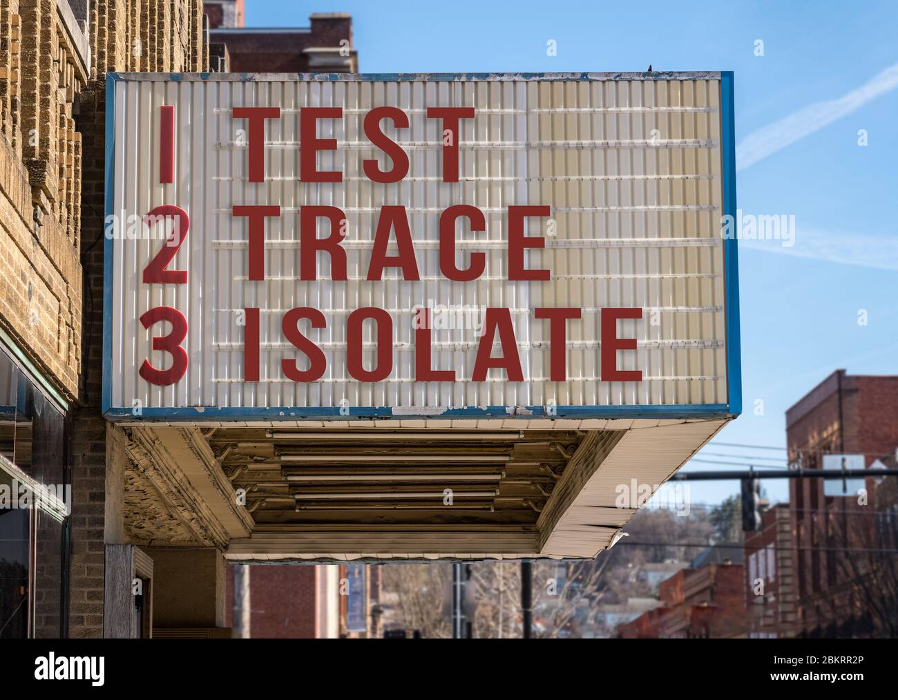 Mockup der Kino-Plakatwand mit Test, Trace, isolieren Nachricht, um die Coronavirus-Epidemie zu kontrollieren, sobald Wirtschaft öffnet sich Stockfoto