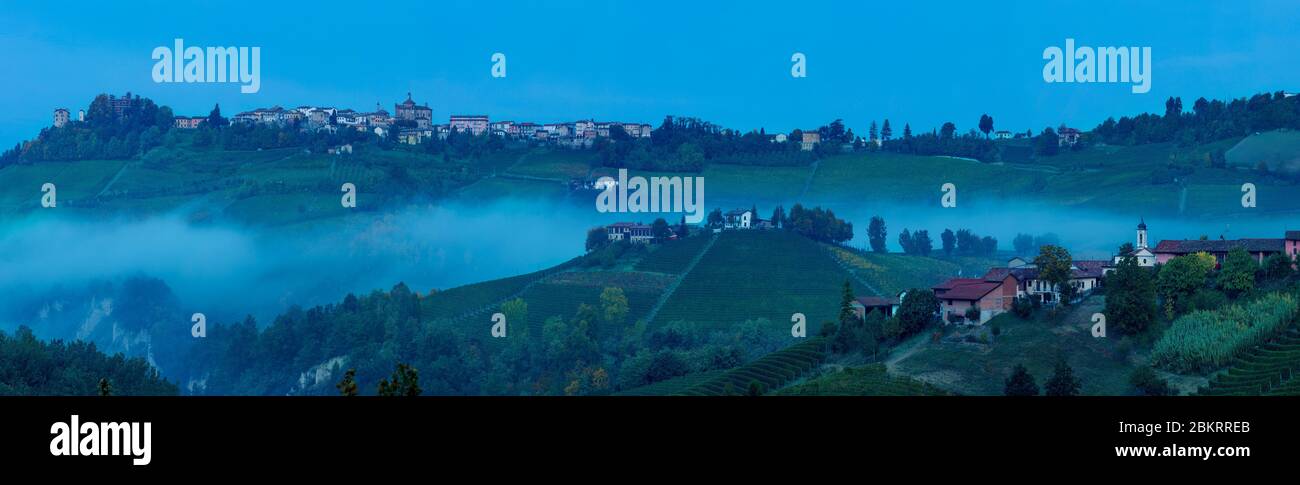 Morgennebel unter Novello und Weinberge in der Nähe von Barolo, Piemonte, Italien Stockfoto