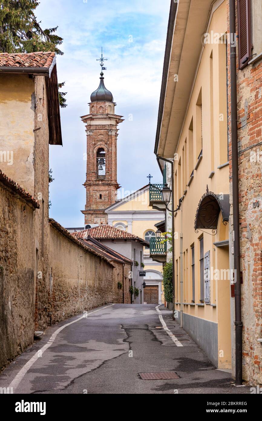 Blick auf die Via Umberto zum Turm der Chiesa di San Sebastiano im mittelalterlichen Dorf La Morra, Piemonte, Italien Stockfoto