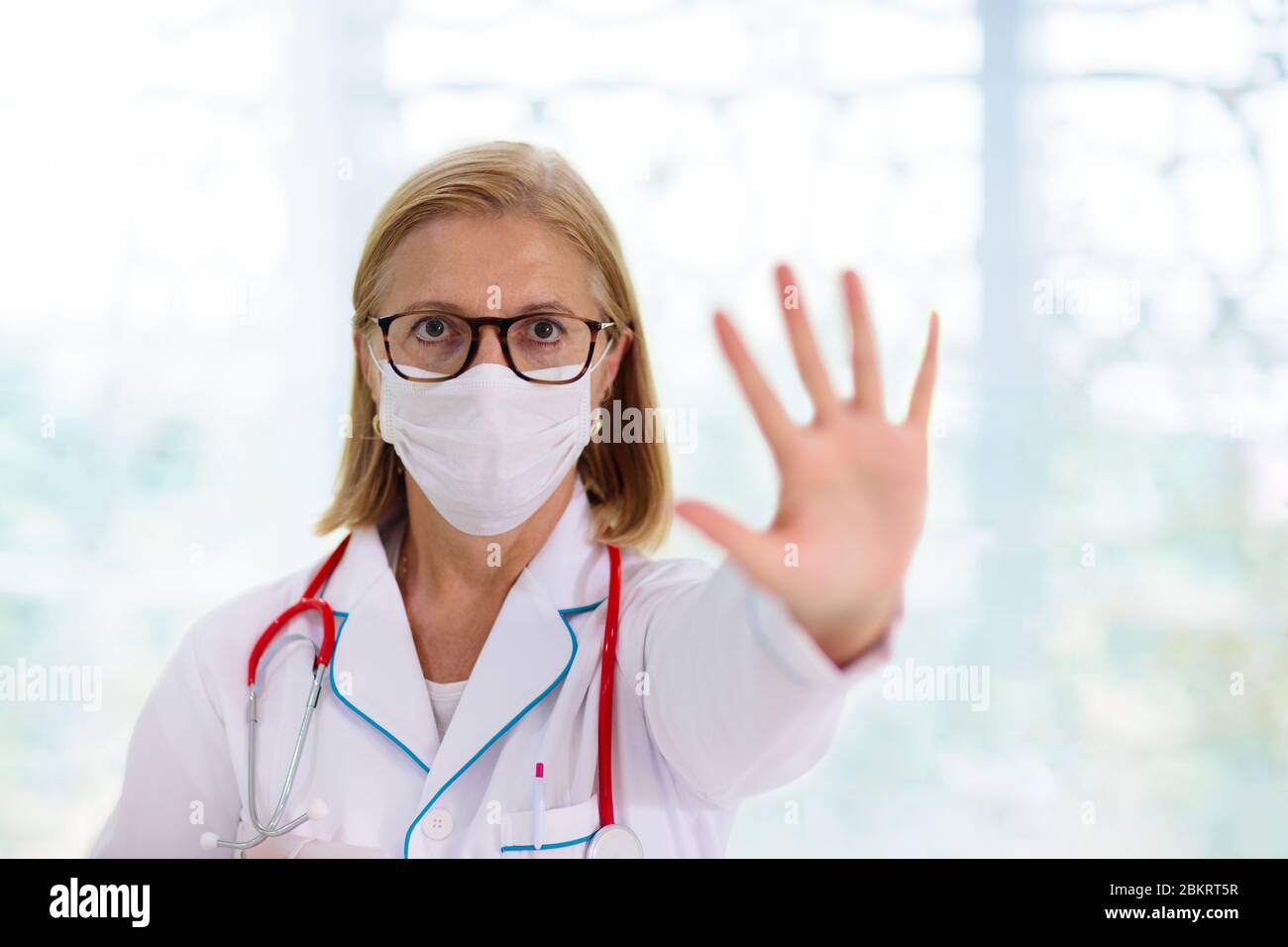 Arzt oder Pfleger mit Stethoskop und Gesichtsmaske. Medizinischer Facharzt bei Ausbruch des Coronavirus. Virus-Pandemie. Krankenhaus- und Klinikmitarbeiter. Krankheit-pr Stockfoto