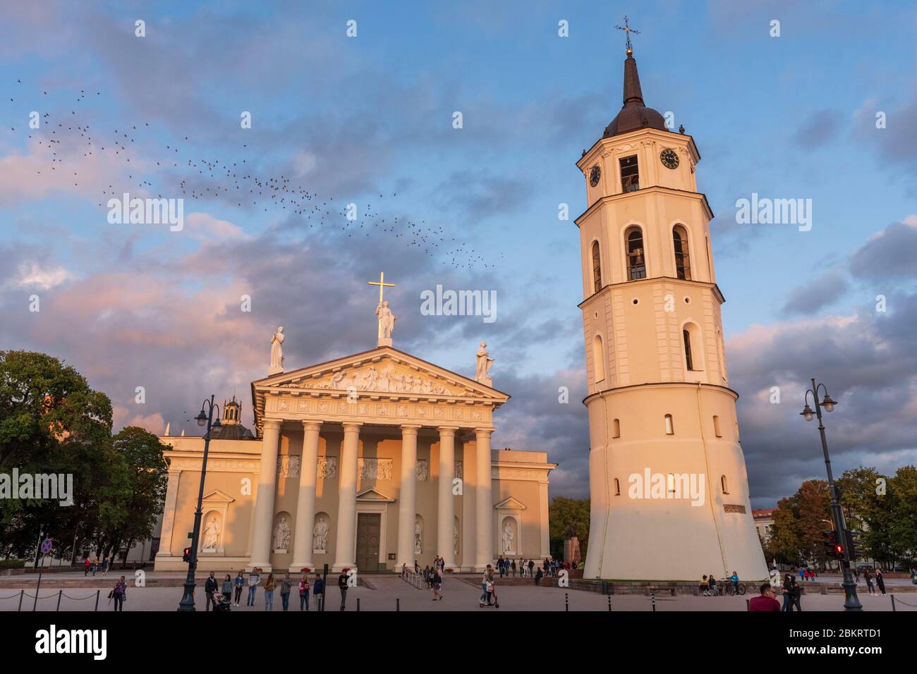 Litauen (Baltikum), Vilnius, historisches Zentrum, UNESCO-Weltkulturerbe, Uhrturm vor dem St. Stanislas und St. Vladislav Kathedrale Stockfoto