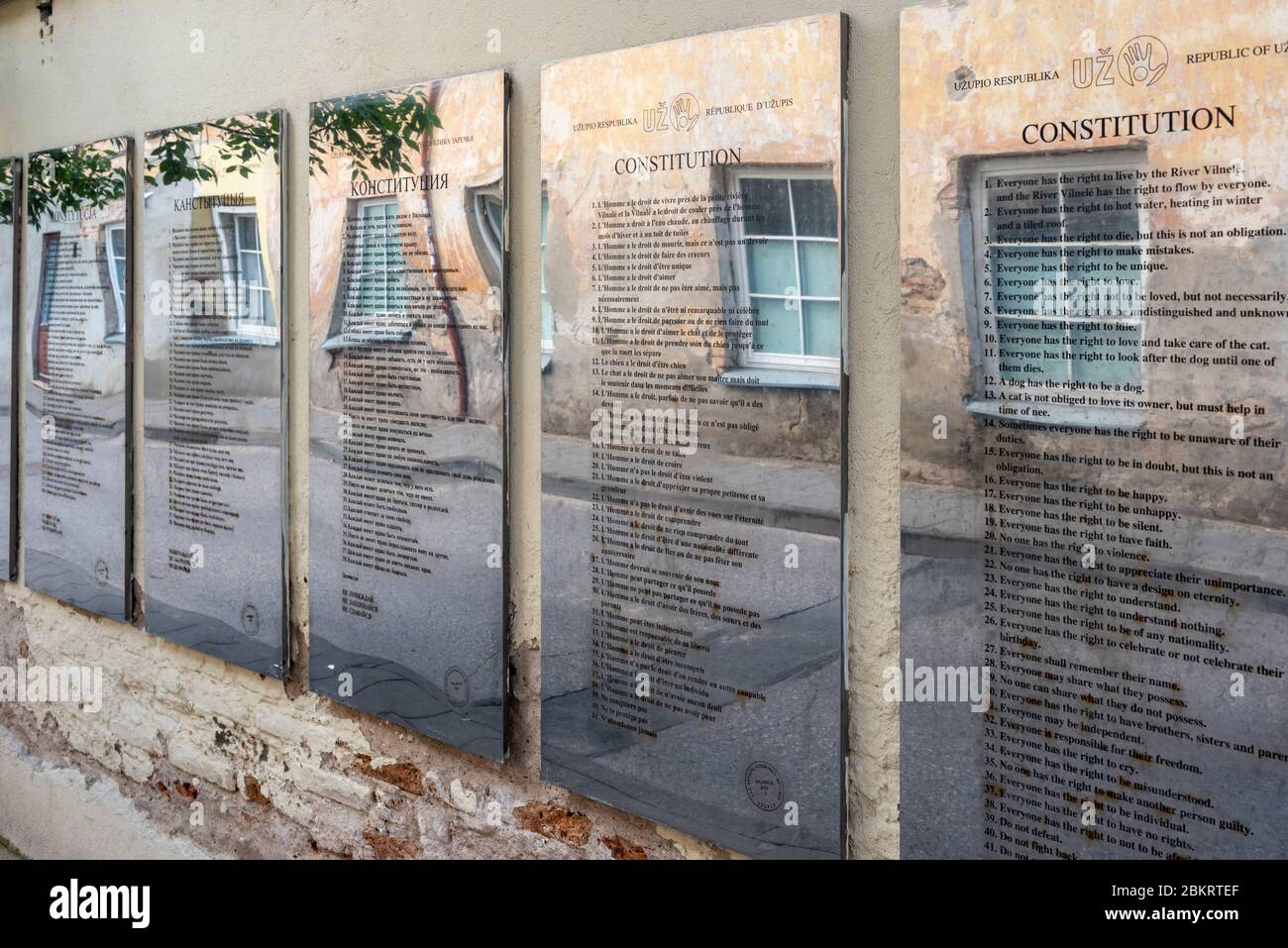 Litauen (Baltikum), Vilnius, Uzupis, die Verfassung der Republik Uzupis an der Mauer von Paupio GATV? Straße in 19 Sprachen Stockfoto