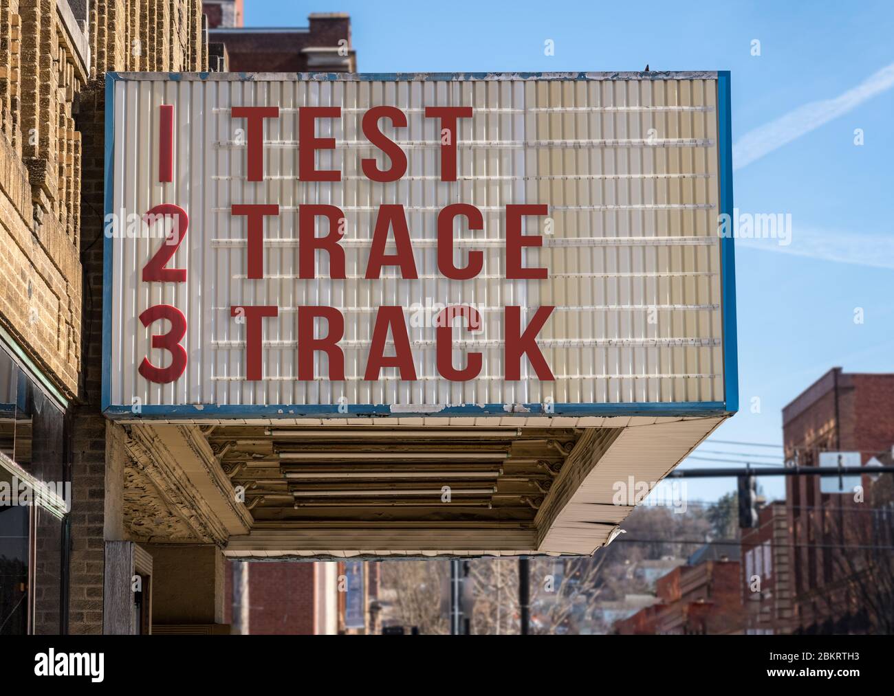 Mockup der Kino-Plakatwand mit Test, Trace, Track-Nachricht, um die Coronavirus-Epidemie zu kontrollieren, sobald Wirtschaft öffnet sich Stockfoto