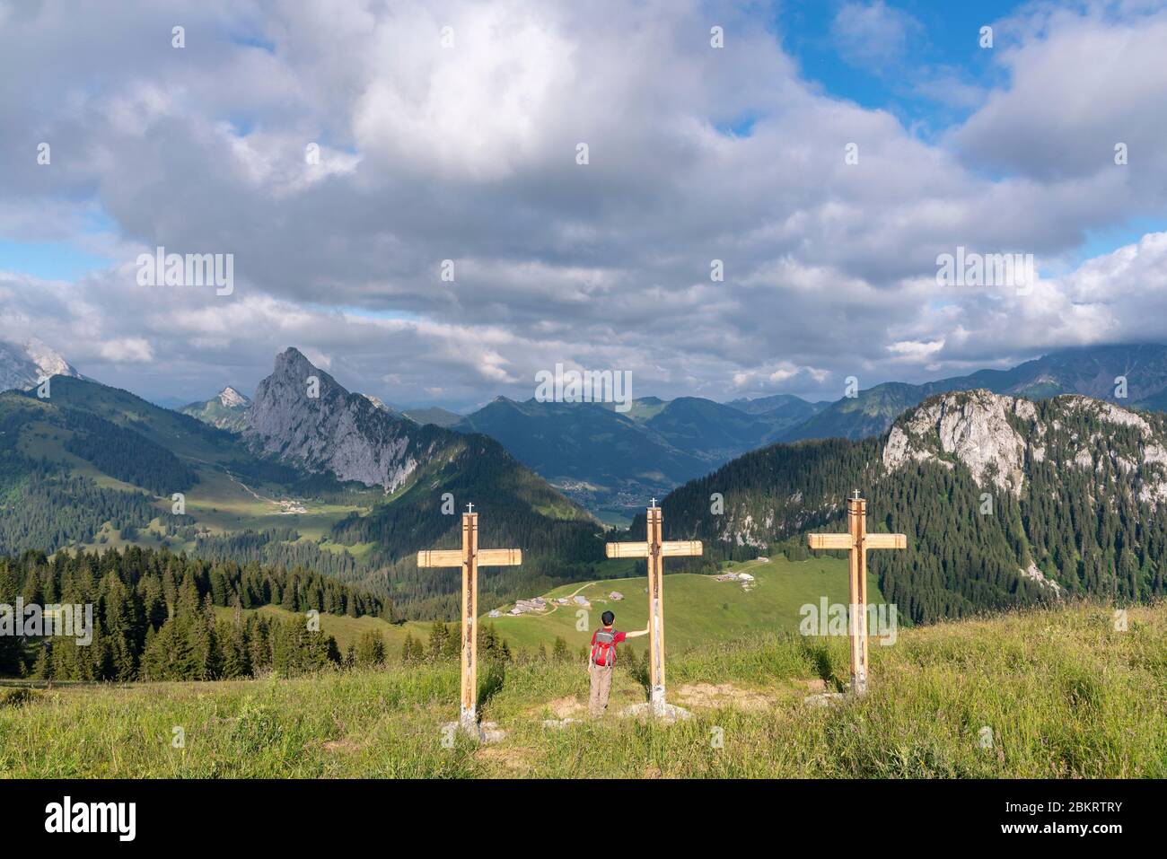 Frankreich, Haute Savoie, Massiv du Chablais, val d'Abondance, die drei Kreuze von Autigny (1808m), am Fuße des Mont Chauff? (2093 m) Stockfoto