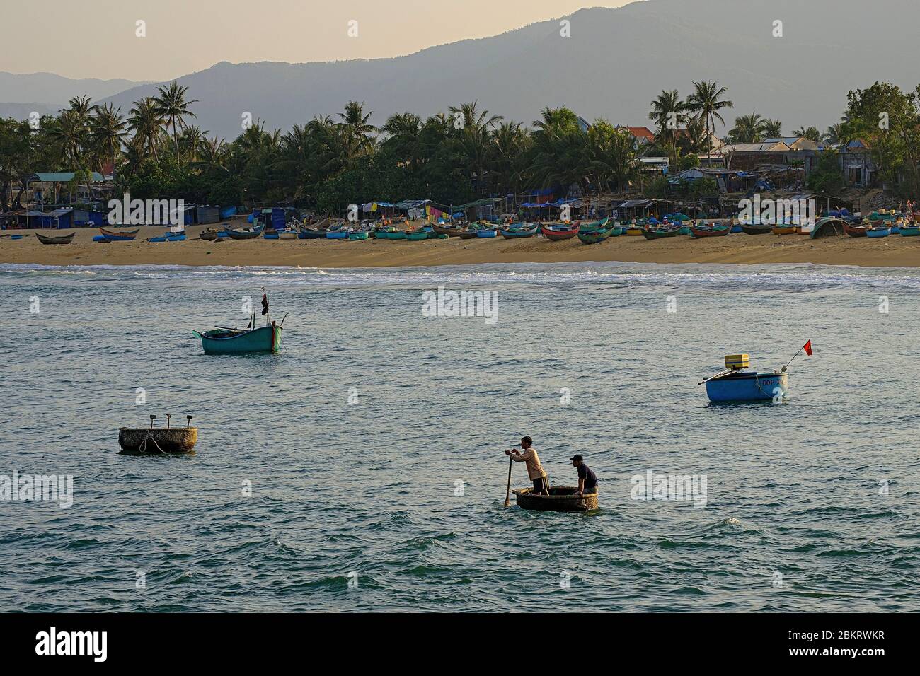 Vietnam, Binh Dinh Provinz, in der Nähe von Qui Nohn, dem Fischerdorf Xuan Hai, gehen Angeln in einem vietnamesischen Korbboot namens ghe Th?ng ch?i Stockfoto