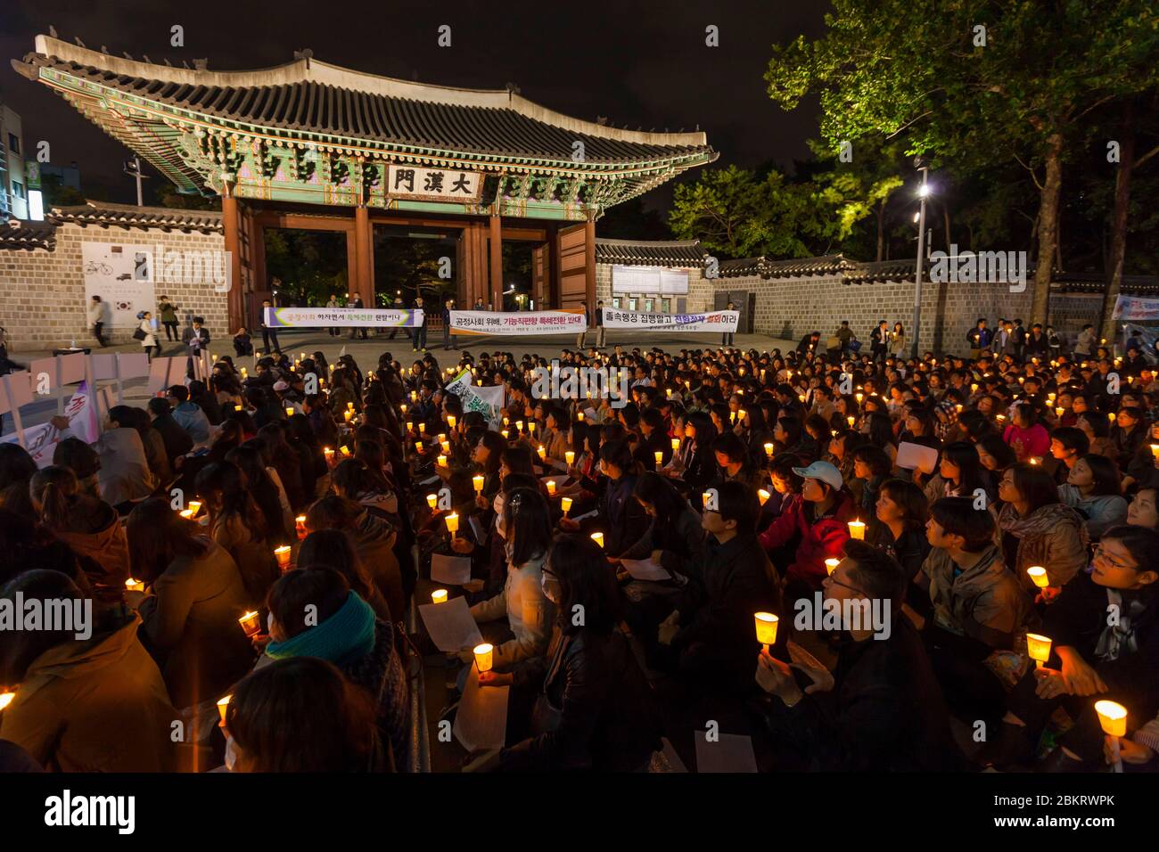 Südkorea, Seoul, Deoksugung Palace, Occupy politische Bewegung, Kerzenlicht Mahnwache, Demonstranten mit Kerzen Stockfoto