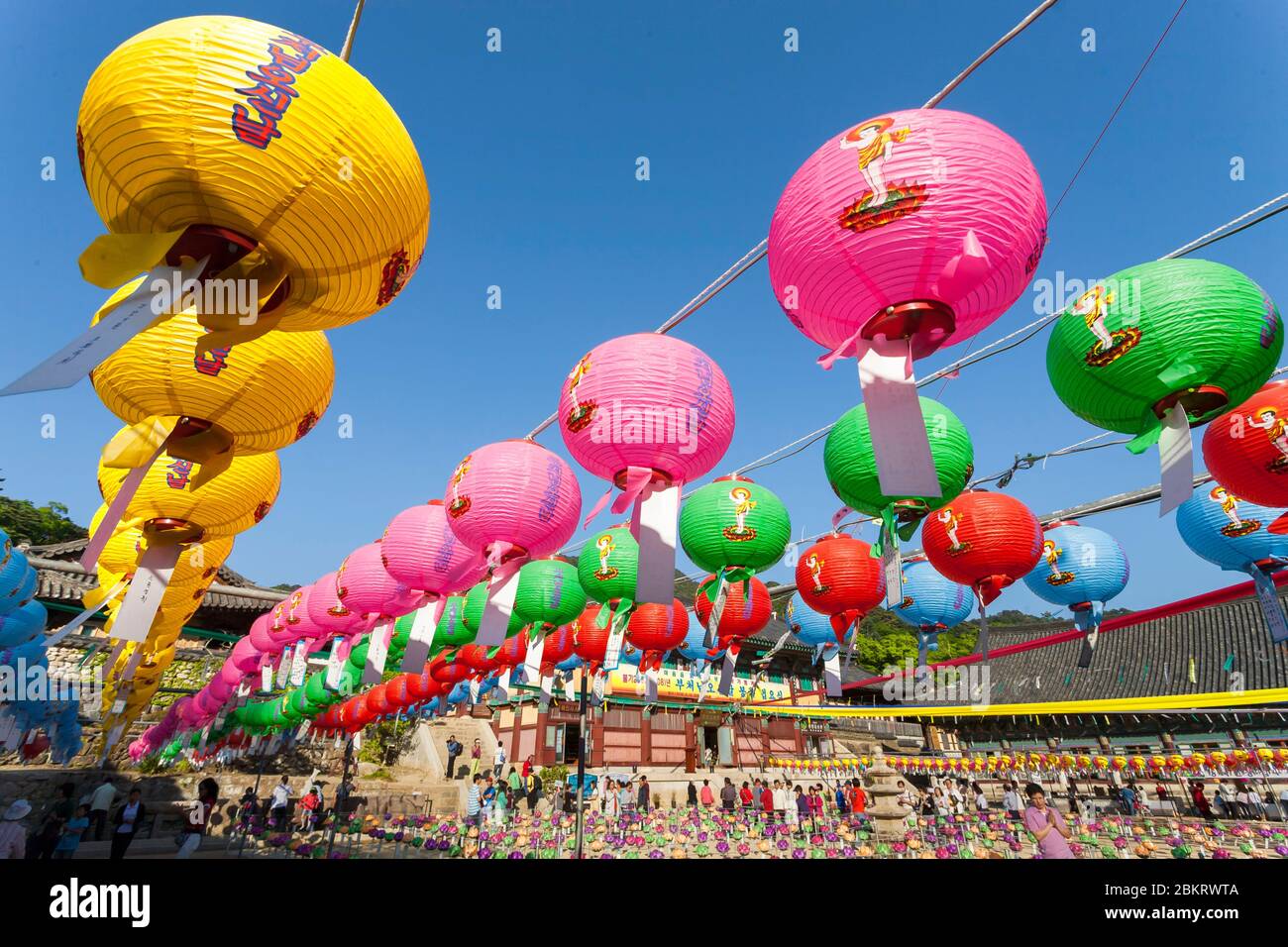 Südkorea, Südgyeongsang Provinz, Haein Tempel, Laternen im Tempelhof anhängend anlässlich Buddhas Geburtstag Stockfoto