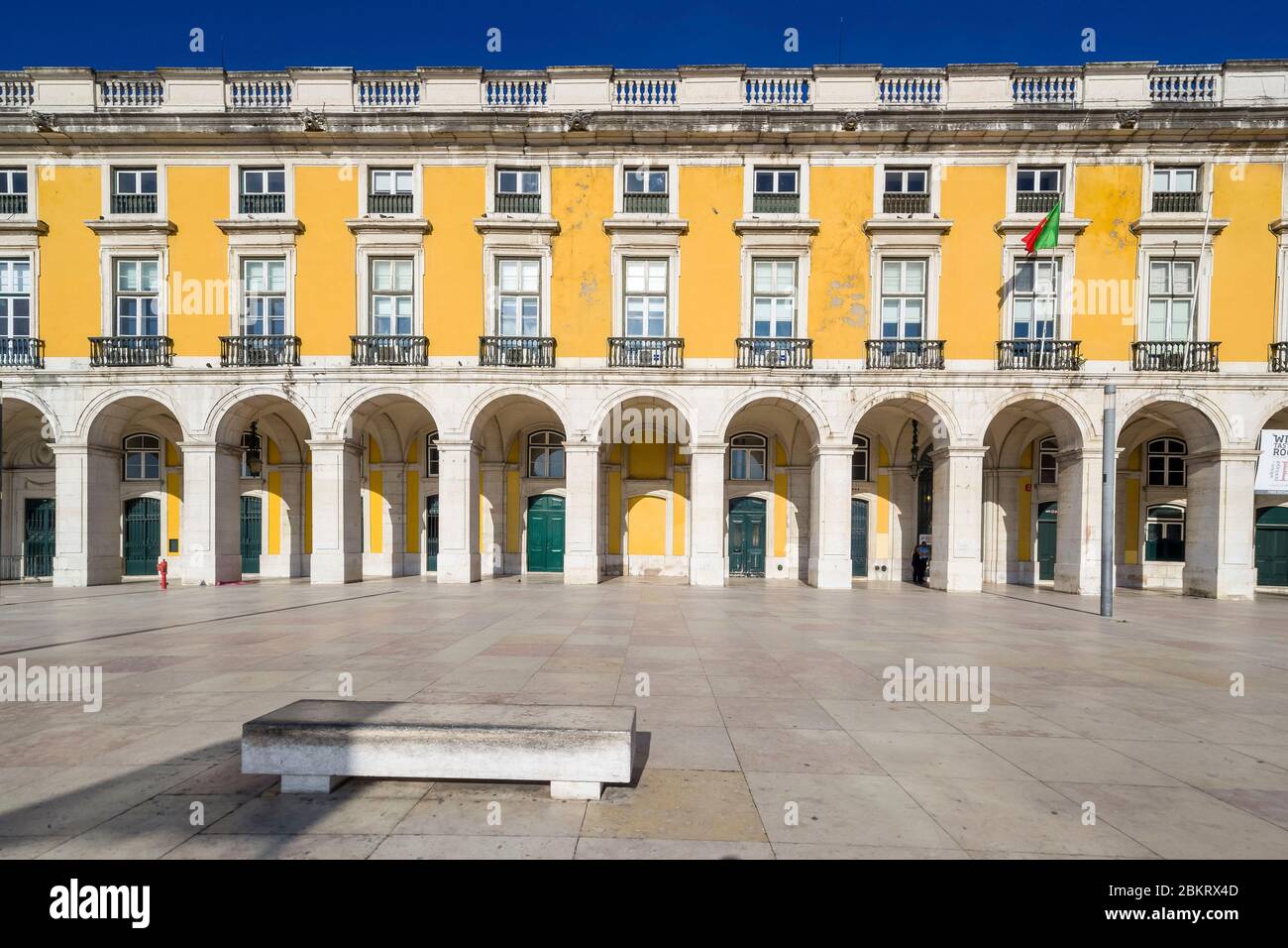 Portugal, Lissabon, Baixa, Handelsplatz, Ministerium für das Meer, nach dem Erdbeben von 1755 wieder aufgebaut, der Handelsplatz ist von safrangelben Gebäuden (Ministerien, Bars, Restaurants und Tourismusbüro) umgeben Stockfoto
