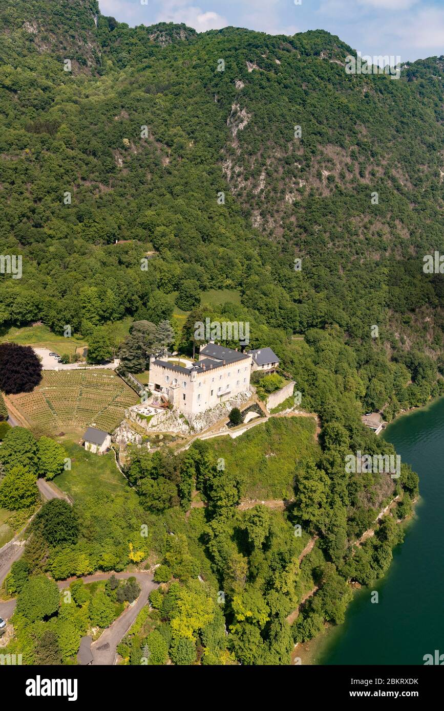 Frankreich, Savoie, Lac du Bourget, Aix-les-Bains, Riviera der Alpen, Ch?teau de Bourdeau, 14. Jahrhundert, Troubadour Stil, vollständig restauriert, in der Stadt Bourdeau, es blickt auf den See Bourget (Luftaufnahme) Stockfoto