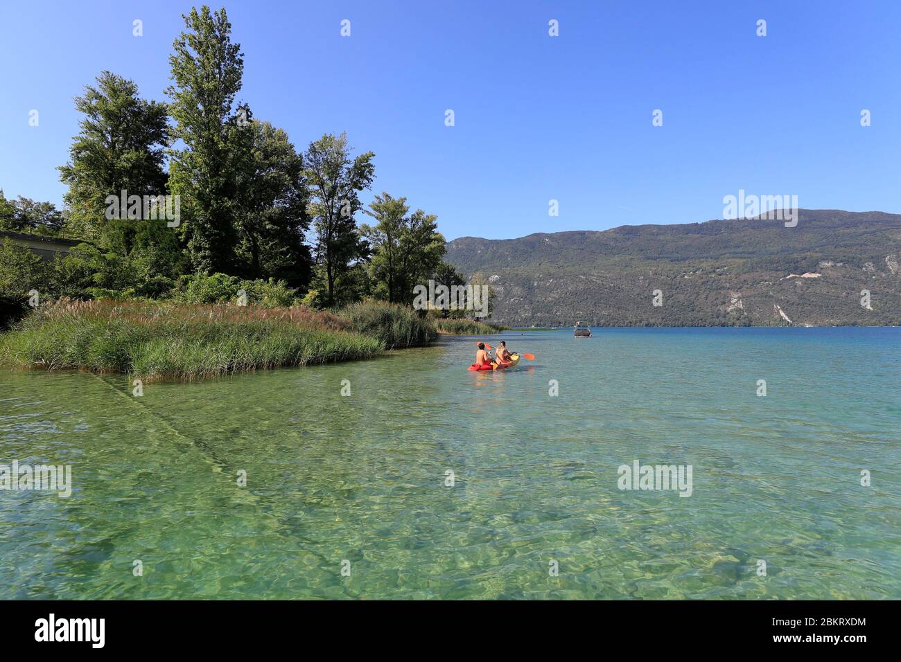 Frankreich, Savoie, Lac du Bourget, Aix-les-Bains, Riviera der Alpen, Kanu auf dem See, in Richtung Pointe de l'Ardre Stockfoto