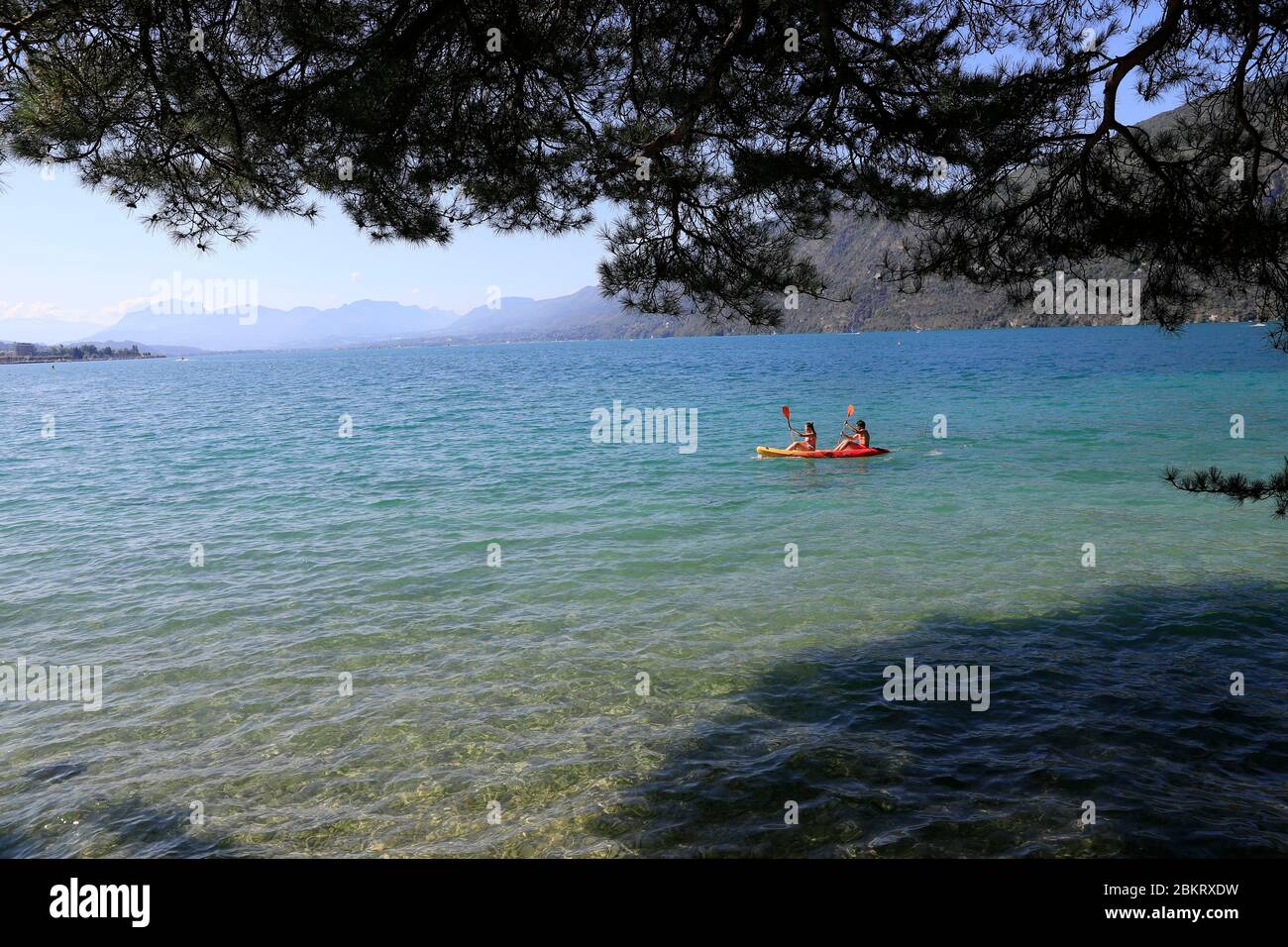 Frankreich, Savoie, Lac du Bourget, Aix-les-Bains, Riviera der Alpen, Kanu auf dem See, in Richtung Pointe de l'Ardre Stockfoto