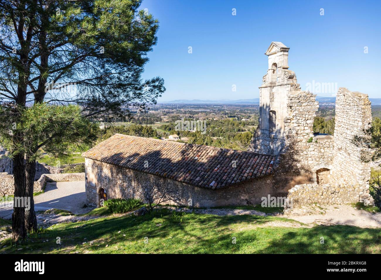 Frankreich, Bouches-du-Rh?ne, regionaler Naturpark Alpilles, Eygalis, Ruinen der Kapelle der Weißen Büßer des 16. Jahrhunderts Stockfoto