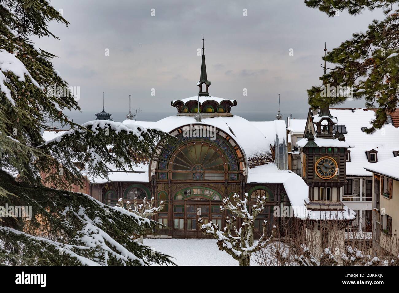 Frankreich, Haute-Savoie, Cachat Erfrischungsstand unter dem Schnee, Es ist auf dem Gelände der Sainte-Catherine de la Touvi?re Kirche, abgerissen am Ende des 18. Jahrhunderts, Dass ein Badehaus mit Wasser aus der Cachat Quelle, entworfen von dem Architekten Albert hbrard, ist es ein Meisterwerk des Jugendstils mit Kurven und Gegenkurven, dessen monumentalen Eingang mit Blick auf die Rue Nationale Stockfoto
