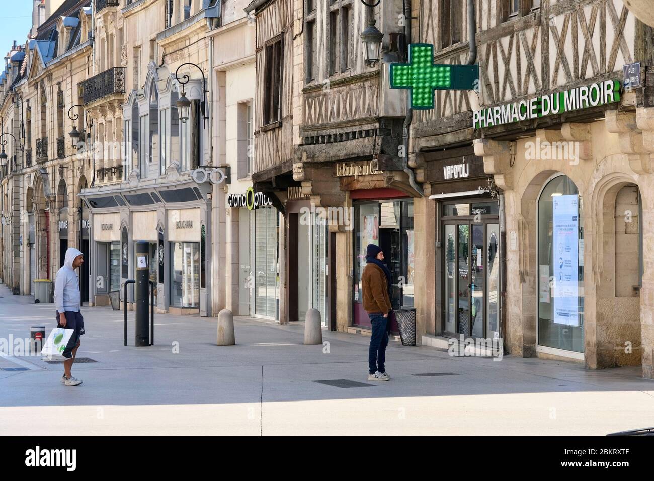 Frankreich, Cote d'Or, Dijon, COVID-19 (oder Coronavirus) Sperrung, Gebiet als Weltkulturerbe der UNESCO, Rue de la Liberte, Schlange vor einer Apotheke unter Wahrung der sozialen Distanz Stockfoto