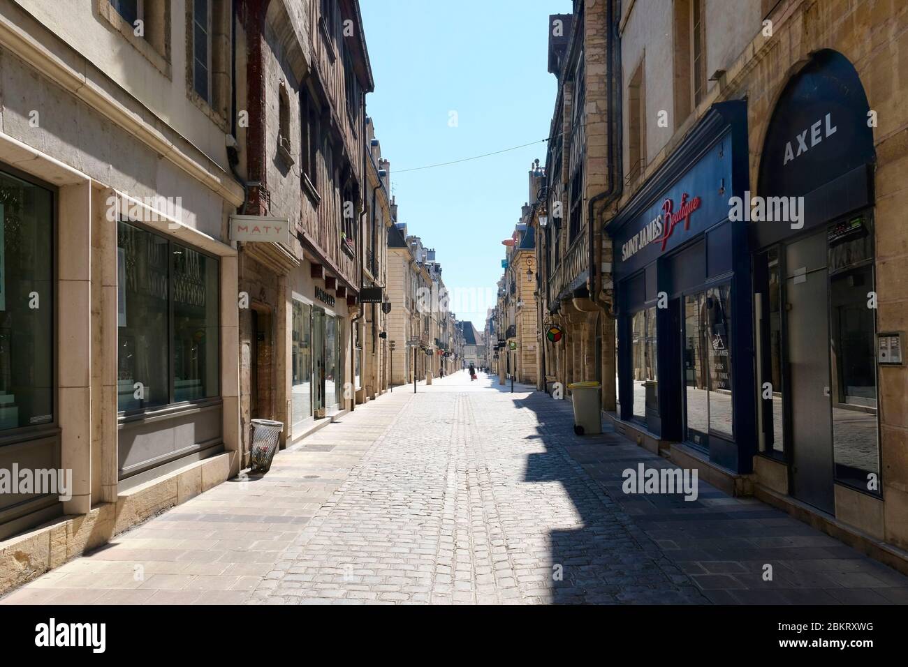 Frankreich, Cote d'Or, Dijon, COVID-19 (oder Coronavirus) Sperrung, Gebiet als Weltkulturerbe der UNESCO, Rue Stephen Liegeard Stockfoto