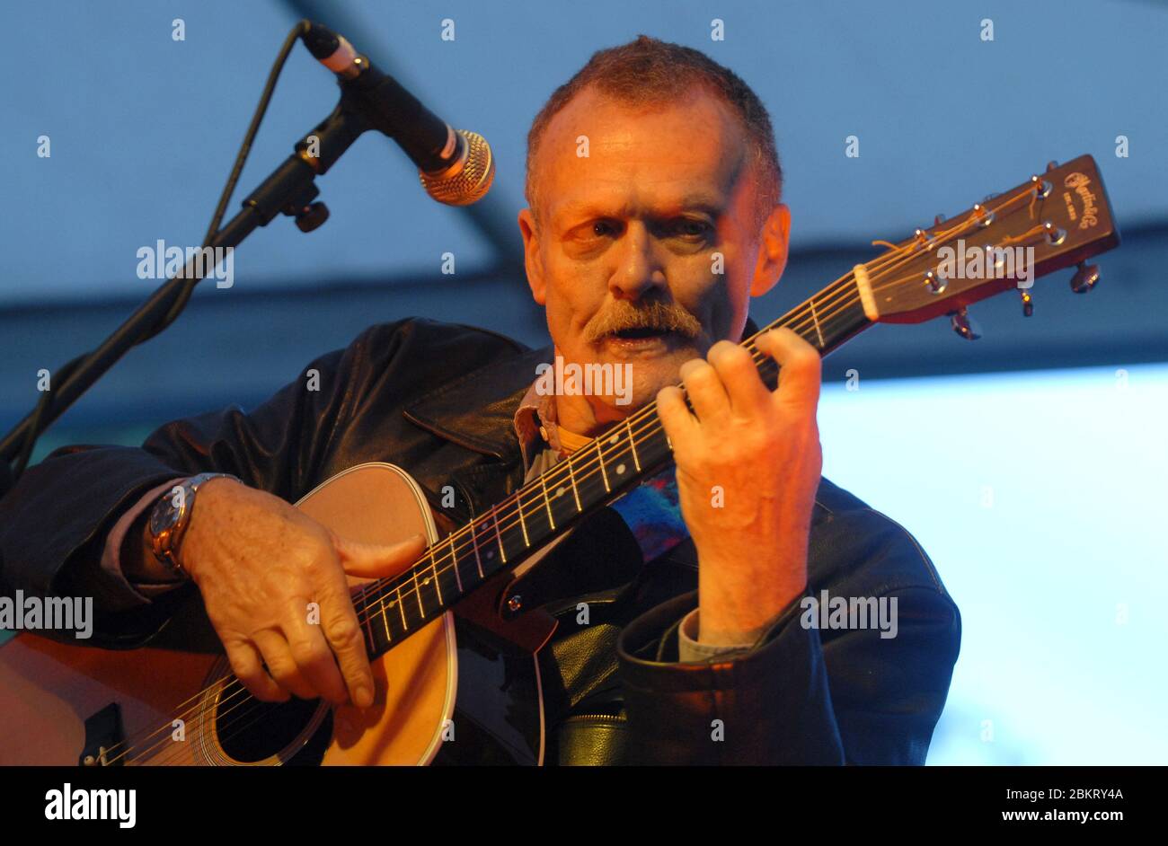 Der legendäre britische Gitarrist Davey Graham tritt live beim Moseley Folk Festival in Birmingham, England, auf. Bis 31. August 2007. Graham starb am 15. Dezember 2008. Stockfoto