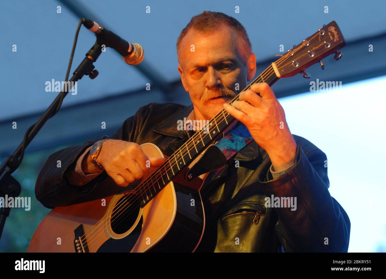 Der legendäre britische Gitarrist Davey Graham tritt live beim Moseley Folk Festival in Birmingham, England, auf. Bis 31. August 2007. Graham starb am 15. Dezember 2008. Stockfoto