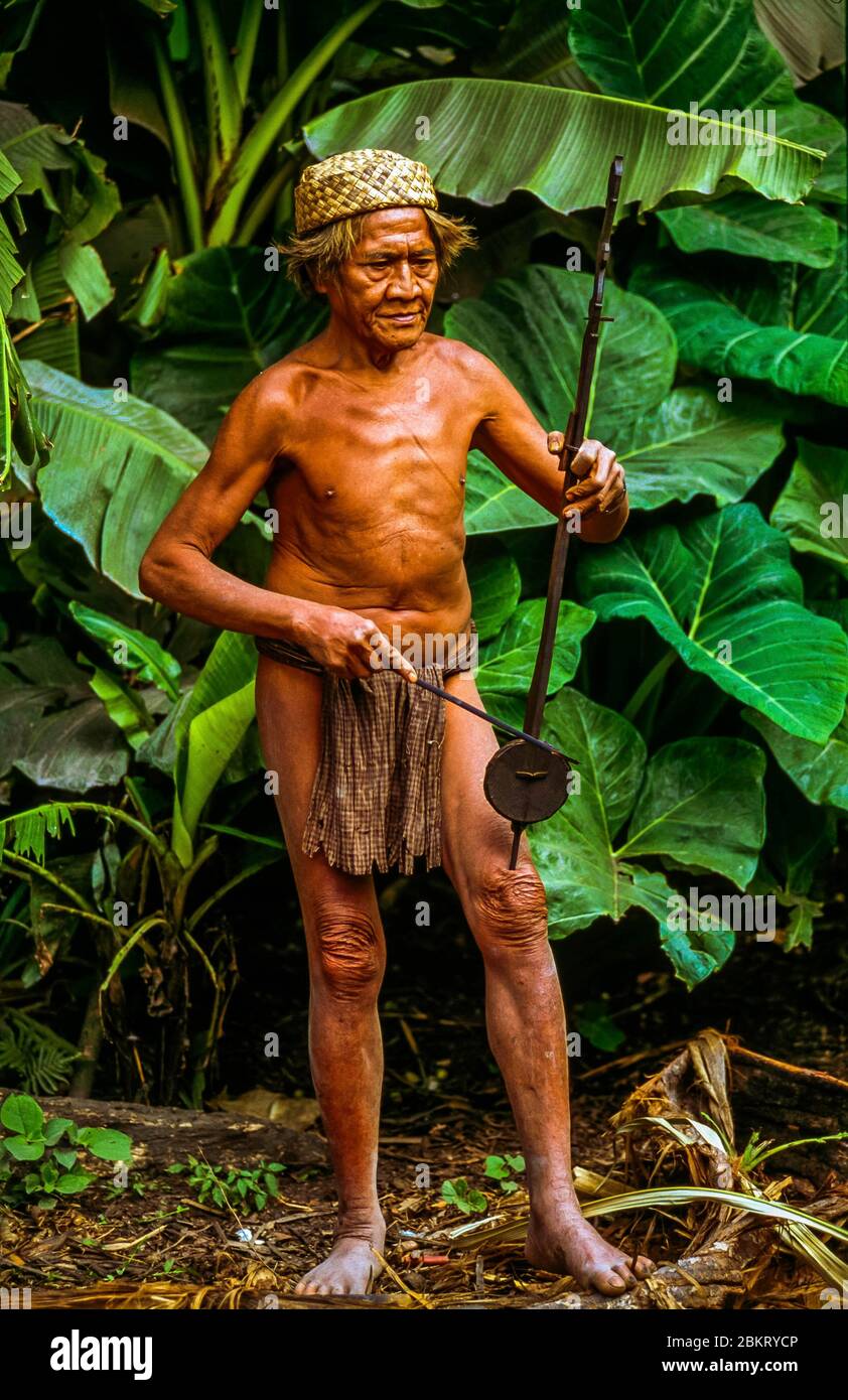 Indonesien, Sulawesi, Kolonodale, Morowali Nationalpark, Expedition zum Berg Wanas, alter Mann im Lendenschurz spielt traditionelle Laute Stockfoto