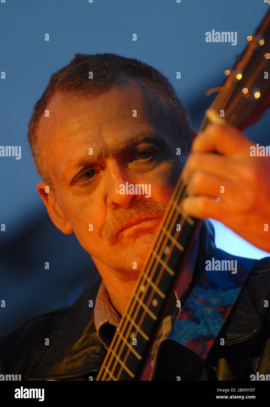 Der legendäre britische Gitarrist Davey Graham tritt live beim Moseley Folk Festival in Birmingham, England, auf. Bis 31. August 2007. Graham starb am 15. Dezember 2008. Stockfoto