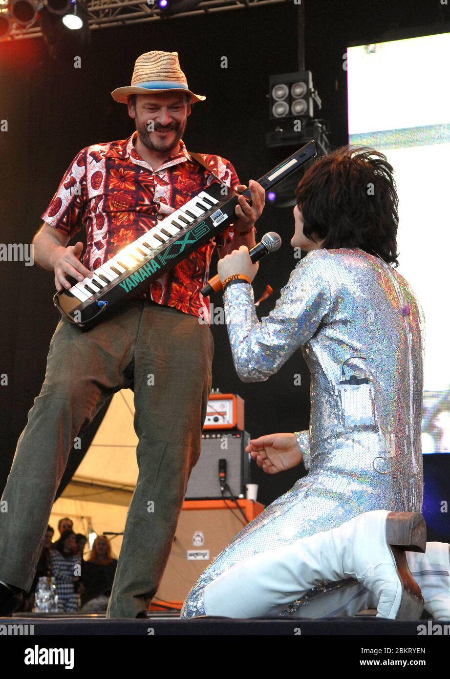 Noel Fielding ( Vince Noir) und Julian Barratt ( Howard Moon) von The Mighty Boosh auf der Bühne beim Big Chill Festival am 2. August 2008. Bild von Simon Hadley. Stockfoto