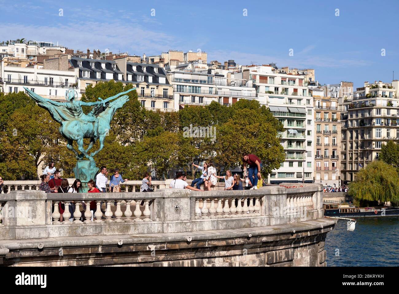 Frankreich, Paris, Bir Hakeimbrücke früher Pont de Passy, Reiterstatue, die die Renaissance Frankreichs durch den Bildhauer Holger Wederkinch symbolisiert Stockfoto