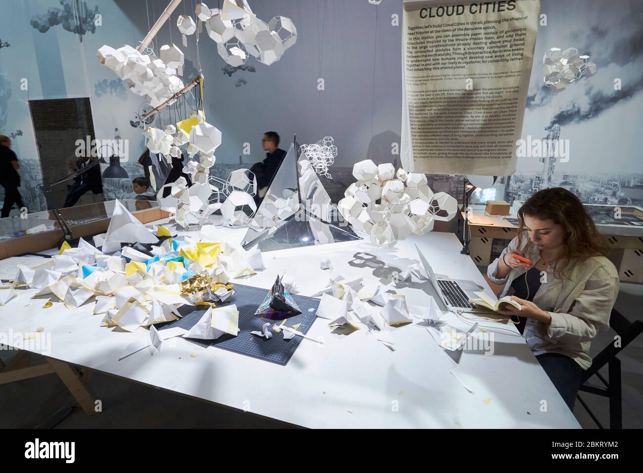 Frankreich, Paris, Palais de Tokyo, On Air Ausstellung, Stille in Bewegung Cloud Cities von Tomas Saraceno, argentinischer Künstler Stockfoto